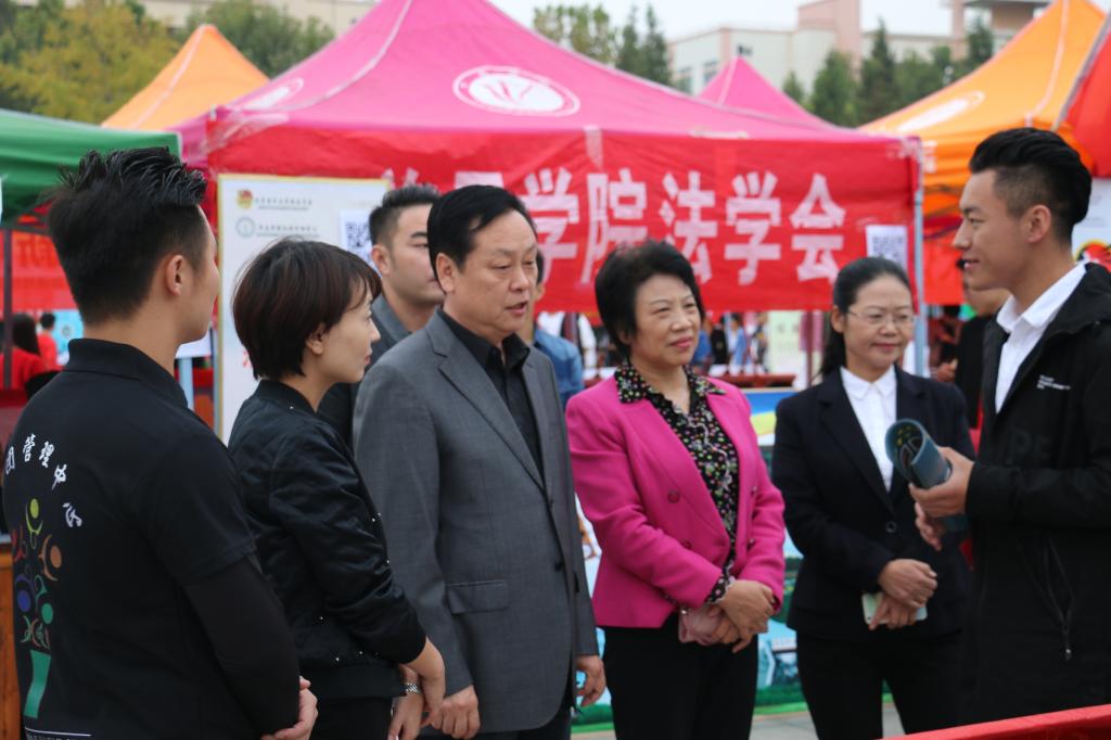 马超副书记一行慰问社团成员