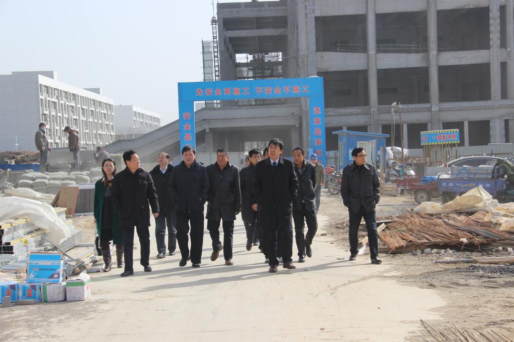 校领导视察理工实验楼工地